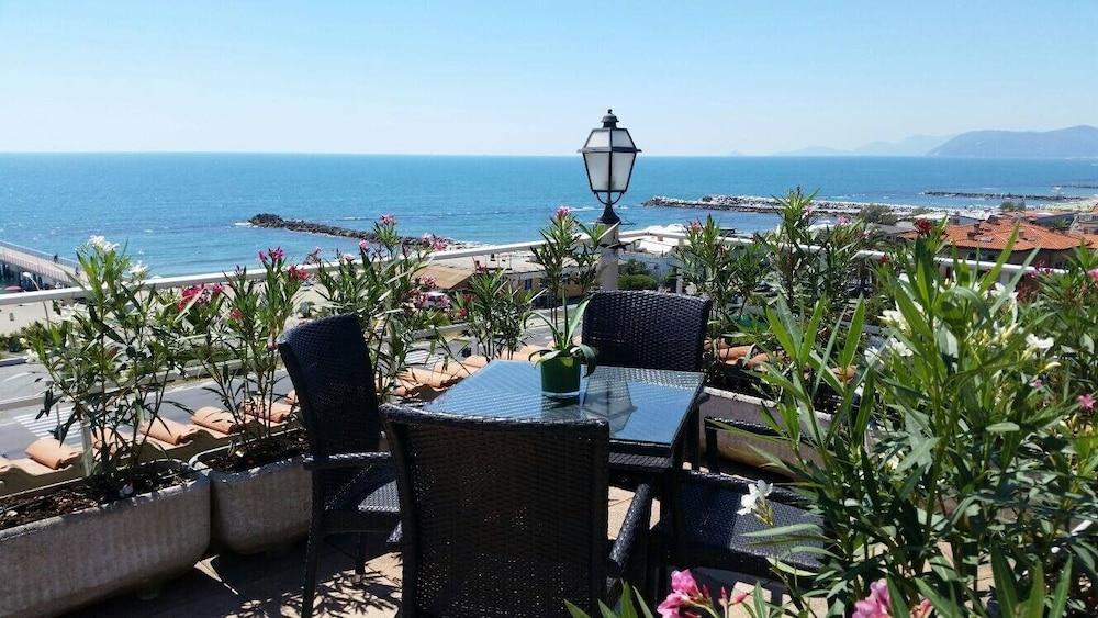 Hotel Tirreno Marina di Massa Eksteriør billede