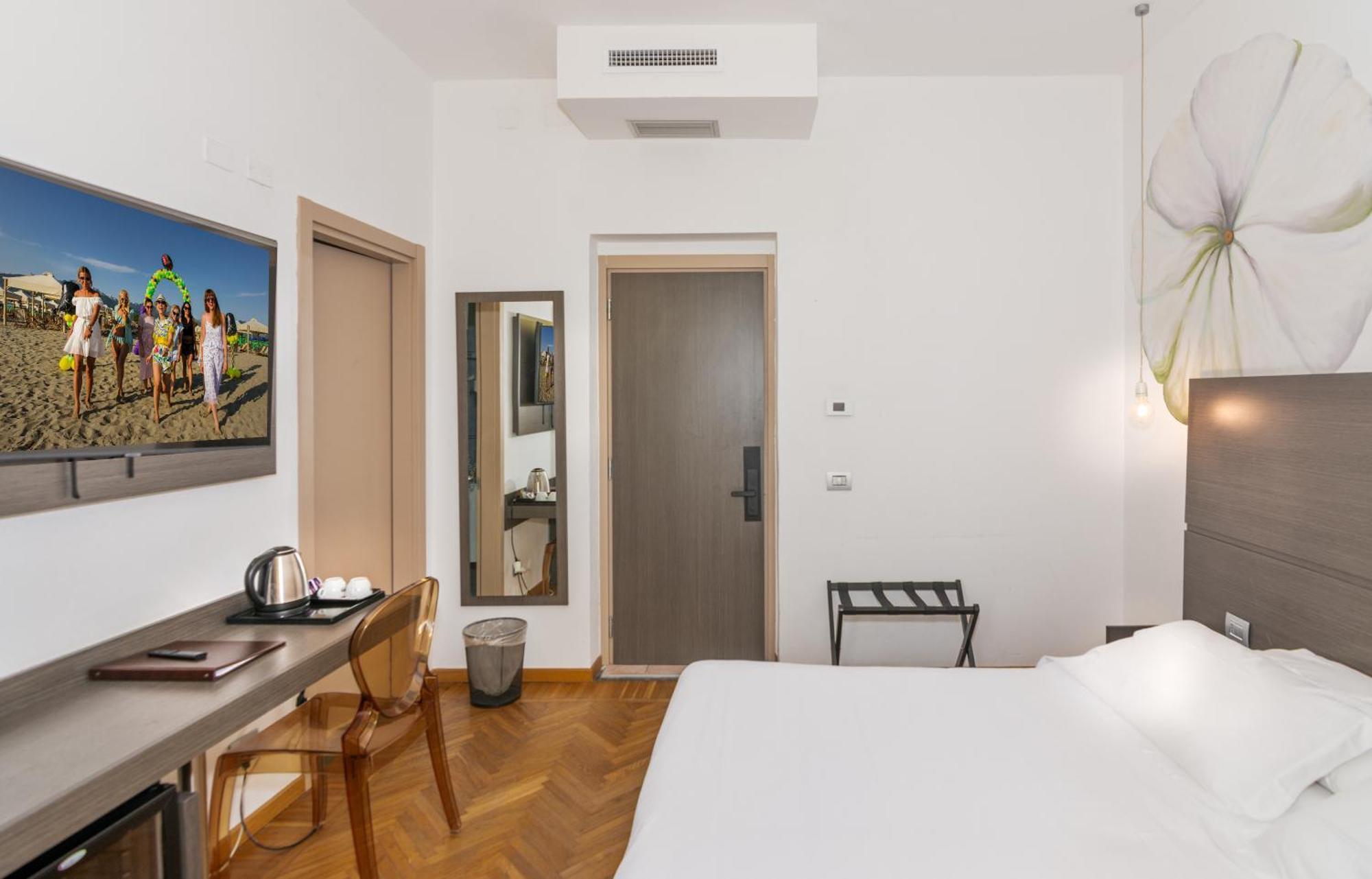 Hotel Tirreno Marina di Massa Eksteriør billede